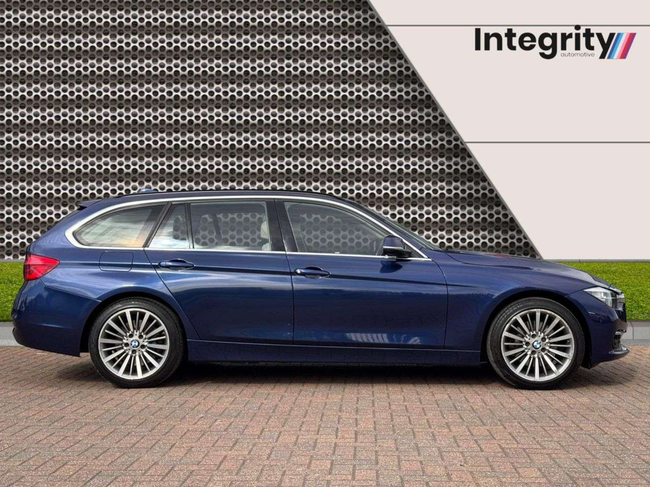 A 2015 BMW 3 SERIES 3.0 330d Luxury Touring 5dr Diesel Auto xDrive Euro 6 (s/s) (258 ps) Heated A 2015 BMW 3 SERIES 3.0 330d Luxury Touring 5dr Diesel Auto xDrive Euro 6 (s/s) (258 ps) Heated