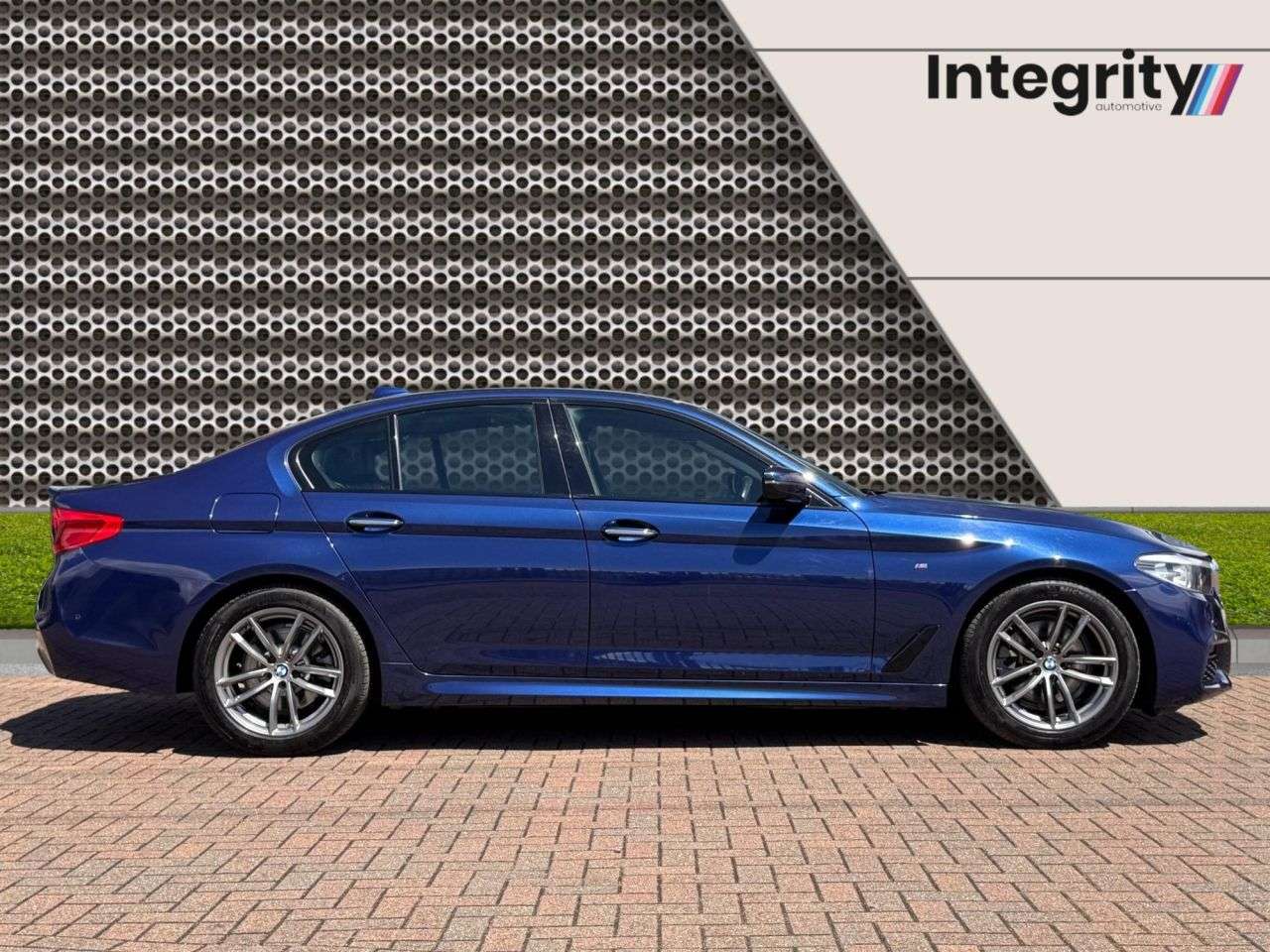 A 2018 BMW 5 SERIES 2.0 520d M Sport Saloon 4dr Diesel Auto Euro 6 (s/s) (190 ps) 9 BMW Service A 2018 BMW 5 SERIES 2.0 520d M Sport Saloon 4dr Diesel Auto Euro 6 (s/s) (190 ps) 9 BMW Service
