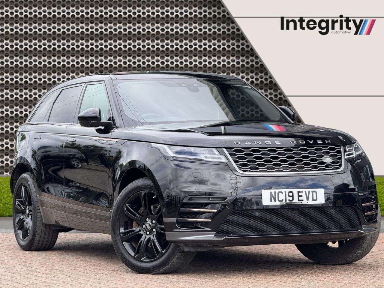 A 2019 LAND ROVER RANGE ROVER VELAR R-DYNAMIC SE A 2019 LAND ROVER RANGE ROVER VELAR R-DYNAMIC SE