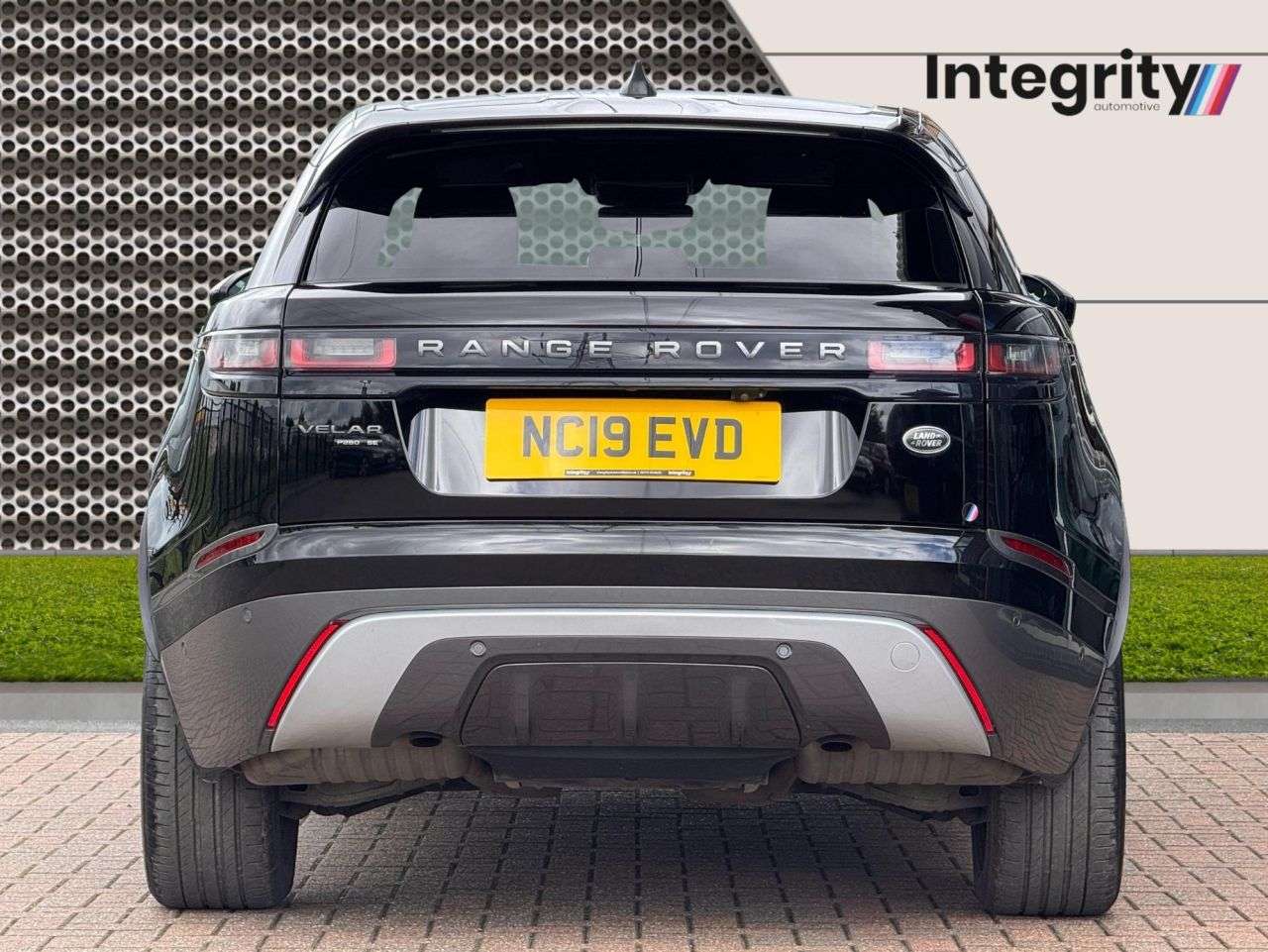 A 2019 LAND ROVER RANGE ROVER VELAR R-DYNAMIC SE A 2019 LAND ROVER RANGE ROVER VELAR R-DYNAMIC SE