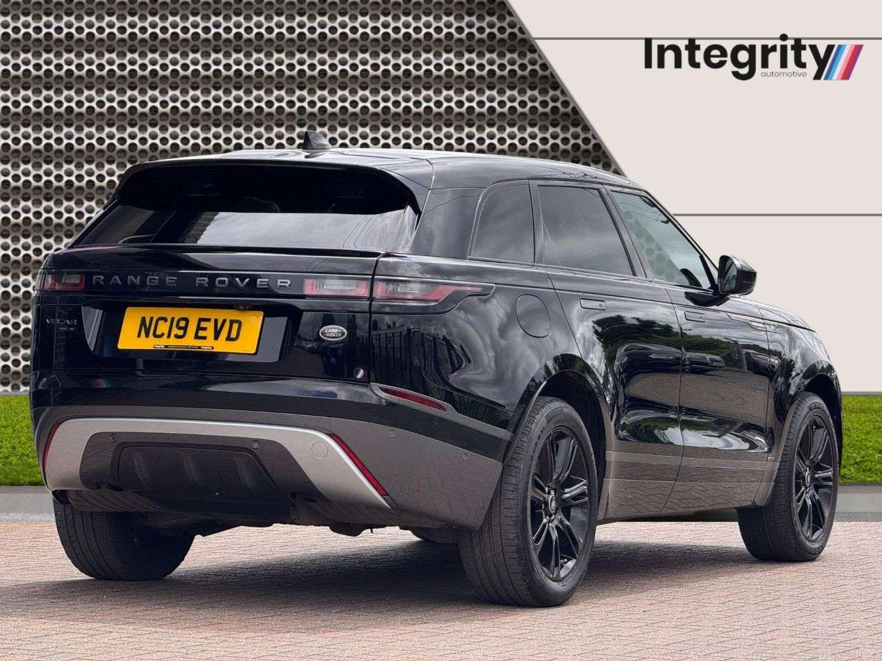 A 2019 LAND ROVER RANGE ROVER VELAR R-DYNAMIC SE A 2019 LAND ROVER RANGE ROVER VELAR R-DYNAMIC SE