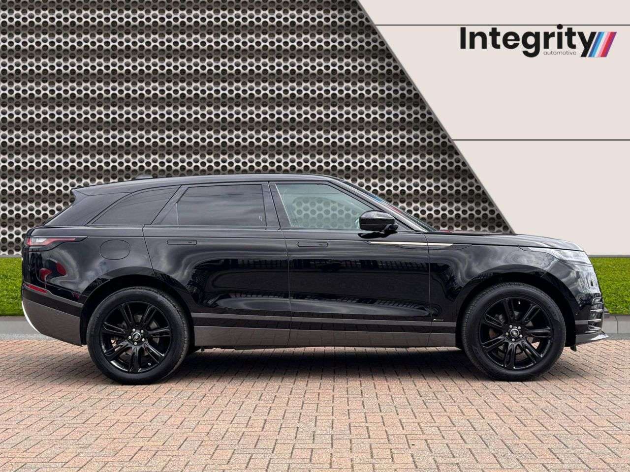 A 2019 LAND ROVER RANGE ROVER VELAR R-DYNAMIC SE A 2019 LAND ROVER RANGE ROVER VELAR R-DYNAMIC SE