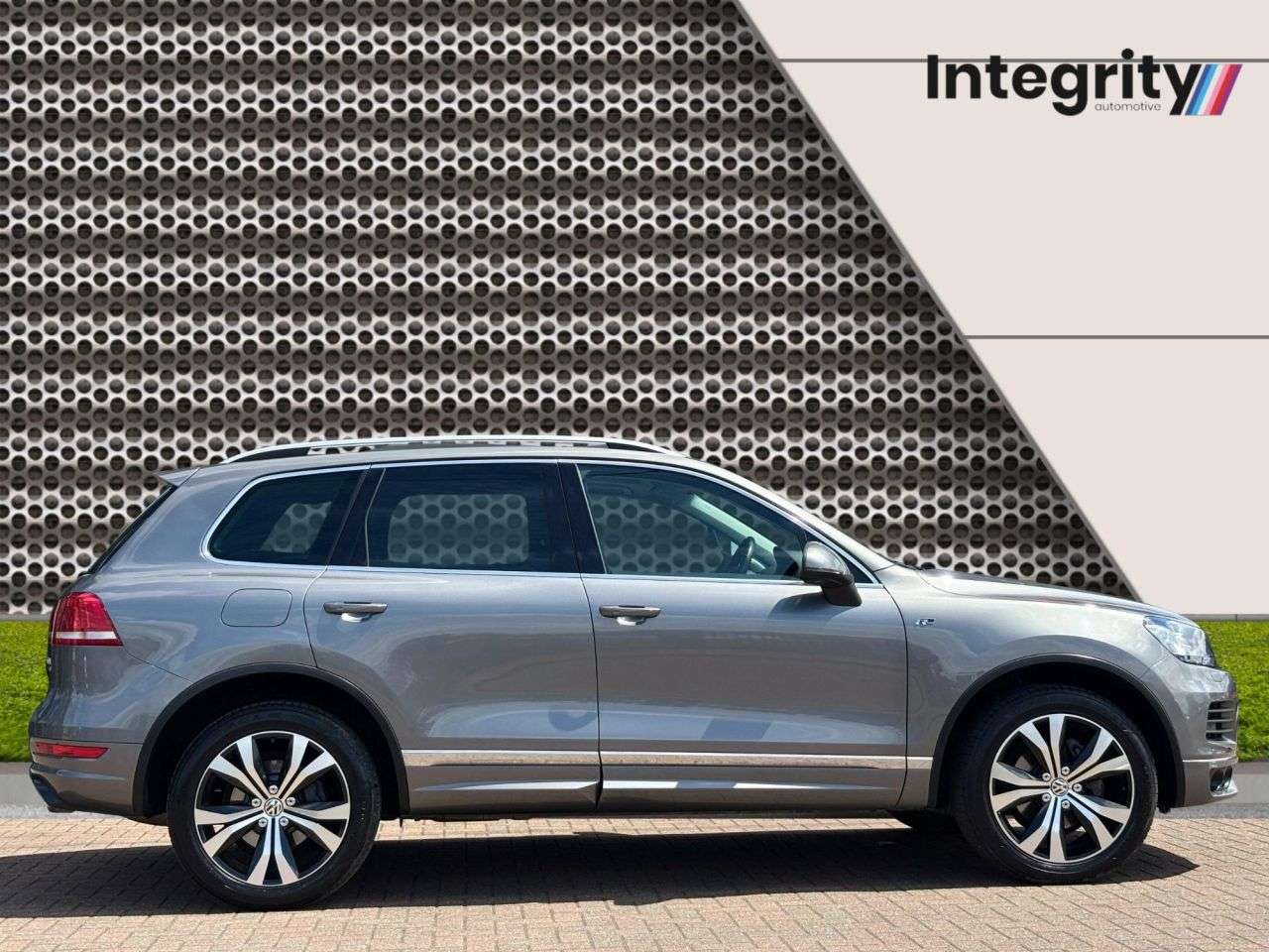A 2014 VOLKSWAGEN TOUAREG 3.0 TDI V6 BlueMotion Tech R-Line SUV 5dr Diesel Tiptronic 4WD Euro 5 (s/s) A 2014 VOLKSWAGEN TOUAREG 3.0 TDI V6 BlueMotion Tech R-Line SUV 5dr Diesel Tiptronic 4WD Euro 5 (s/s)