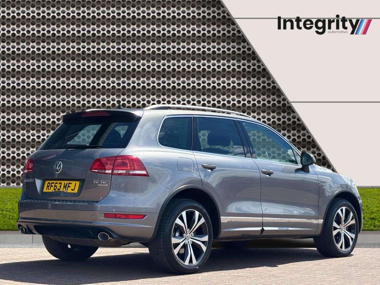 A 2014 VOLKSWAGEN TOUAREG 3.0 TDI V6 BlueMotion Tech R-Line SUV 5dr Diesel Tiptronic 4WD Euro 5 (s/s) A 2014 VOLKSWAGEN TOUAREG 3.0 TDI V6 BlueMotion Tech R-Line SUV 5dr Diesel Tiptronic 4WD Euro 5 (s/s)