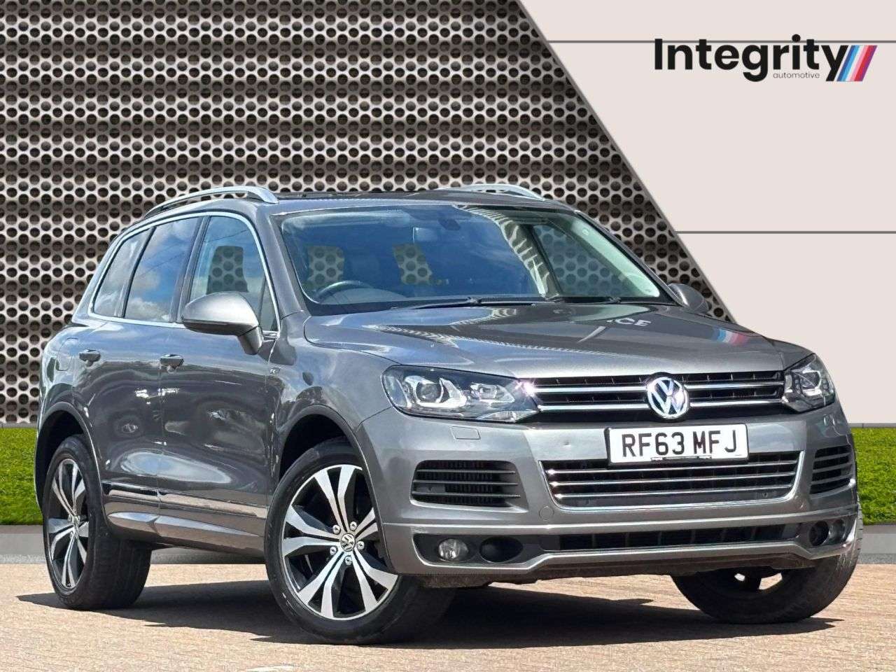 A 2014 VOLKSWAGEN TOUAREG 3.0 TDI V6 BlueMotion Tech R-Line SUV 5dr Diesel Tiptronic 4WD Euro 5 (s/s) A 2014 VOLKSWAGEN TOUAREG 3.0 TDI V6 BlueMotion Tech R-Line SUV 5dr Diesel Tiptronic 4WD Euro 5 (s/s)