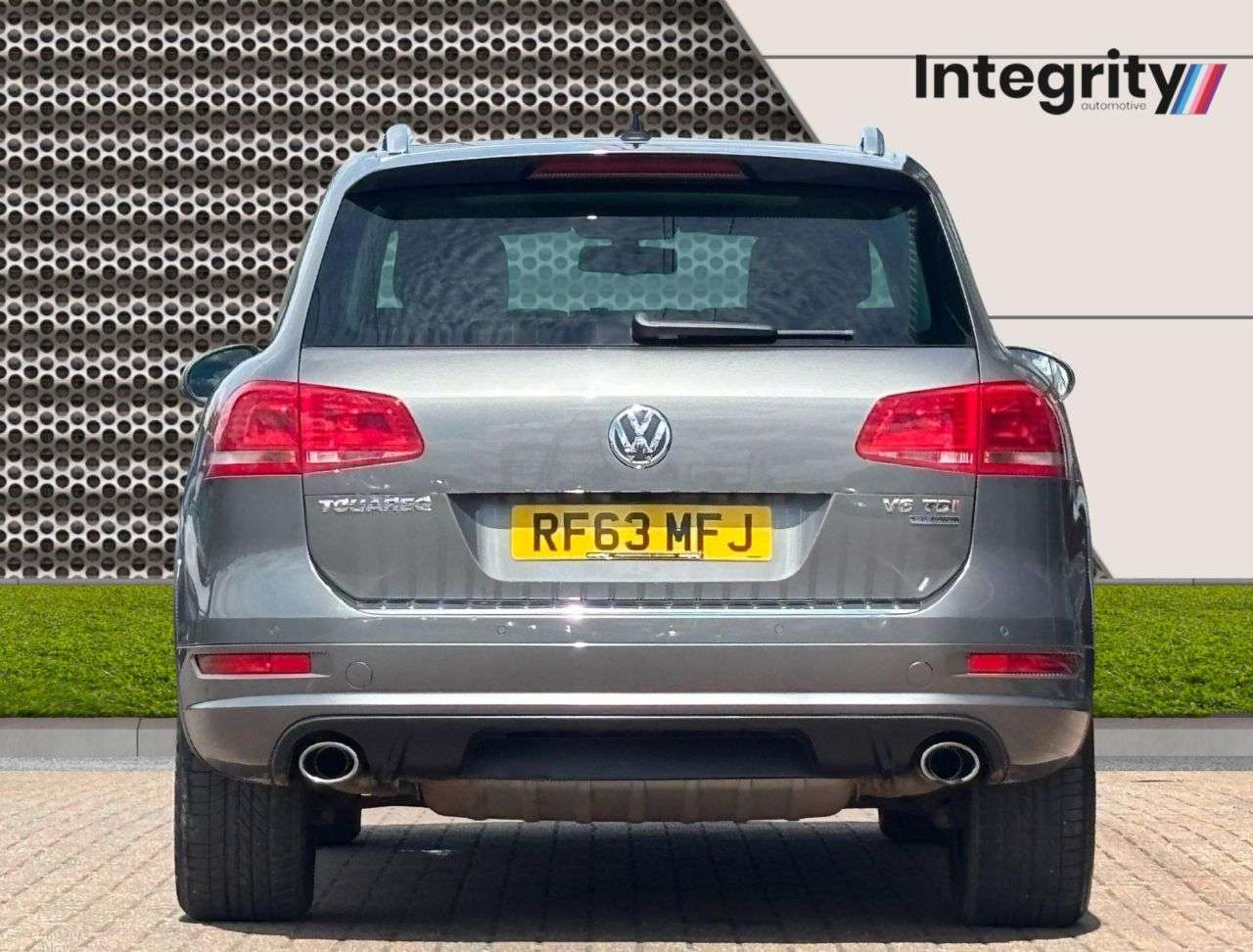 A 2014 VOLKSWAGEN TOUAREG 3.0 TDI V6 BlueMotion Tech R-Line SUV 5dr Diesel Tiptronic 4WD Euro 5 (s/s) A 2014 VOLKSWAGEN TOUAREG 3.0 TDI V6 BlueMotion Tech R-Line SUV 5dr Diesel Tiptronic 4WD Euro 5 (s/s)