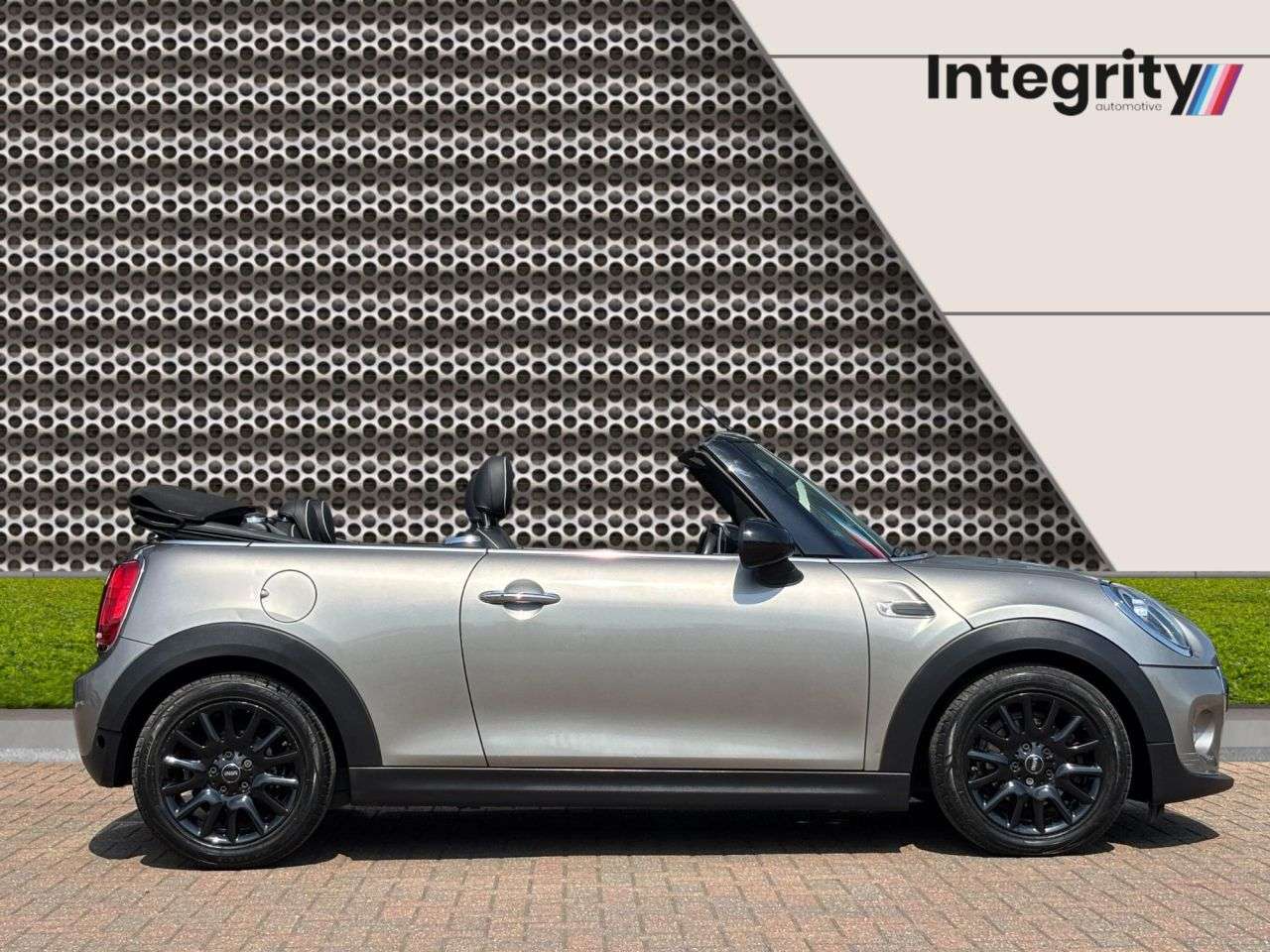 A 2018 MINI CONVERTIBLE 1.5 Cooper Convertible 2dr Petrol Steptronic Euro 6 (s/s) (136 ps) Comfort A 2018 MINI CONVERTIBLE 1.5 Cooper Convertible 2dr Petrol Steptronic Euro 6 (s/s) (136 ps) Comfort