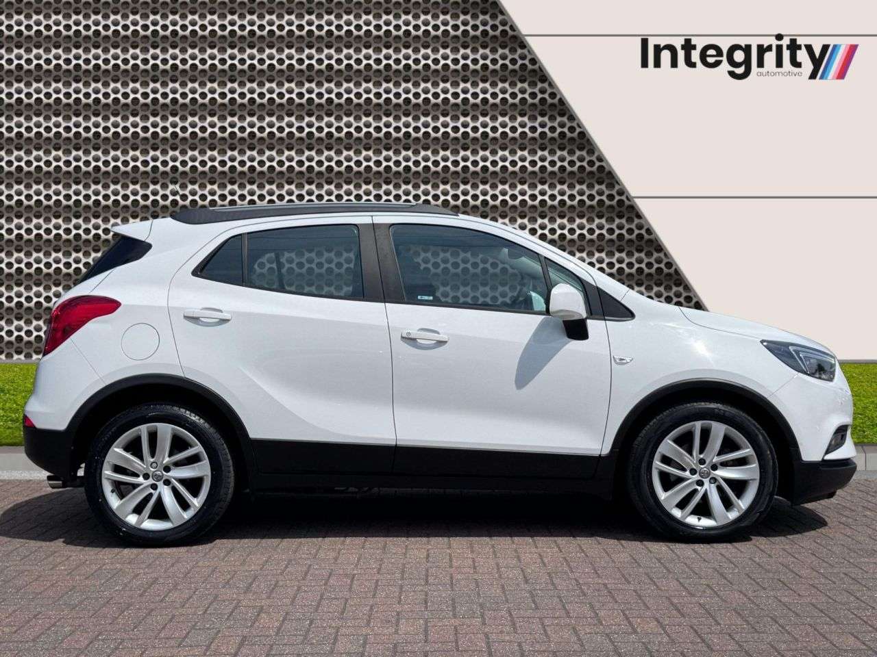 A 2017 VAUXHALL MOKKA X 1.4i Turbo Design Nav SUV 5dr Petrol Auto Euro 6 (140 ps) Low Mileage | Tow A 2017 VAUXHALL MOKKA X 1.4i Turbo Design Nav SUV 5dr Petrol Auto Euro 6 (140 ps) Low Mileage | Tow