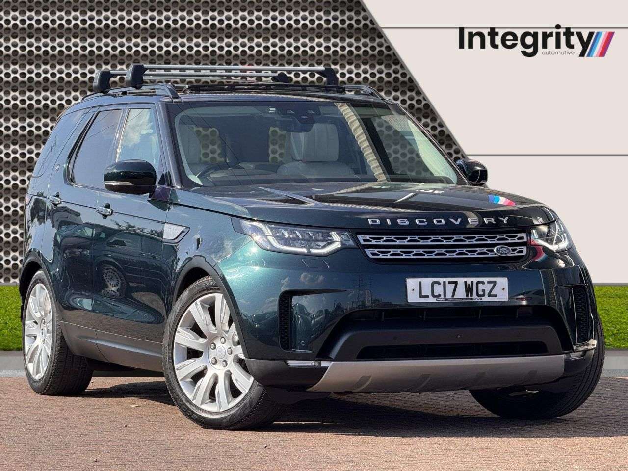 A 2017 LAND ROVER DISCOVERY 3.0 Si6 V6 HSE Luxury SUV 5dr Petrol Auto 4WD Euro 6 (s/s) (340 ps) Climate A 2017 LAND ROVER DISCOVERY 3.0 Si6 V6 HSE Luxury SUV 5dr Petrol Auto 4WD Euro 6 (s/s) (340 ps) Climate