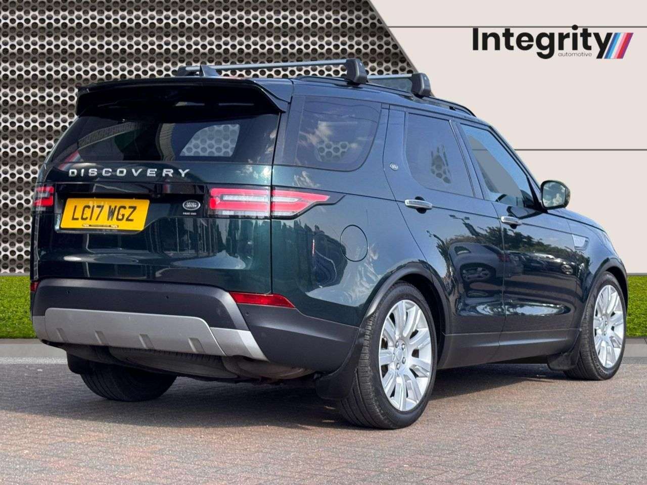 A 2017 LAND ROVER DISCOVERY 3.0 Si6 V6 HSE Luxury SUV 5dr Petrol Auto 4WD Euro 6 (s/s) (340 ps) Climate A 2017 LAND ROVER DISCOVERY 3.0 Si6 V6 HSE Luxury SUV 5dr Petrol Auto 4WD Euro 6 (s/s) (340 ps) Climate