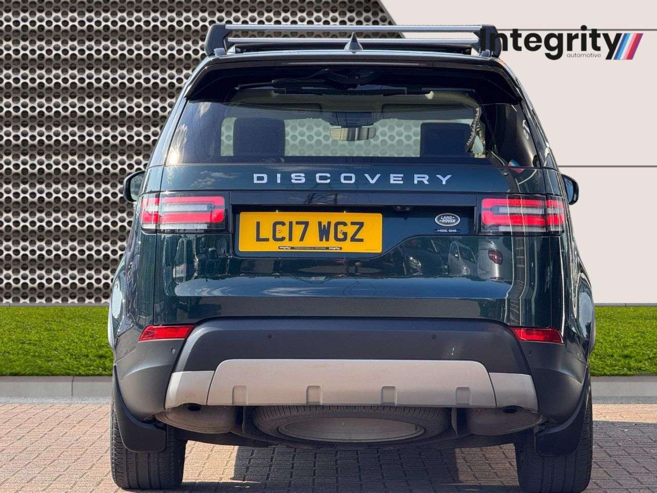 A 2017 LAND ROVER DISCOVERY 3.0 Si6 V6 HSE Luxury SUV 5dr Petrol Auto 4WD Euro 6 (s/s) (340 ps) Climate A 2017 LAND ROVER DISCOVERY 3.0 Si6 V6 HSE Luxury SUV 5dr Petrol Auto 4WD Euro 6 (s/s) (340 ps) Climate