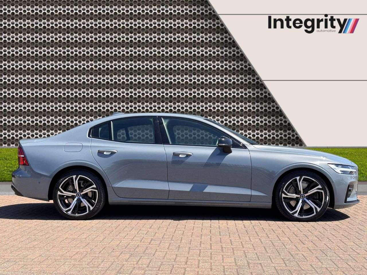 A 2023 VOLVO S60 2.0 B5 MHEV Ultimate Saloon 4dr Petrol Hybrid Auto Euro 6 (s/s) (250 ps) A 2023 VOLVO S60 2.0 B5 MHEV Ultimate Saloon 4dr Petrol Hybrid Auto Euro 6 (s/s) (250 ps)