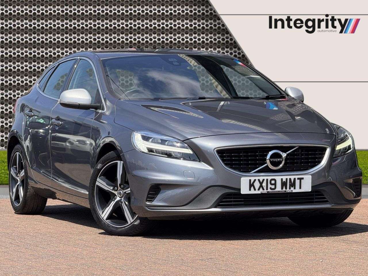 A 2019 VOLVO V40 2.0 T2 GPF R-Design Hatchback 5dr Petrol Manual Euro 6 (s/s) (122 ps) 7 Ser A 2019 VOLVO V40 2.0 T2 GPF R-Design Hatchback 5dr Petrol Manual Euro 6 (s/s) (122 ps) 7 Ser