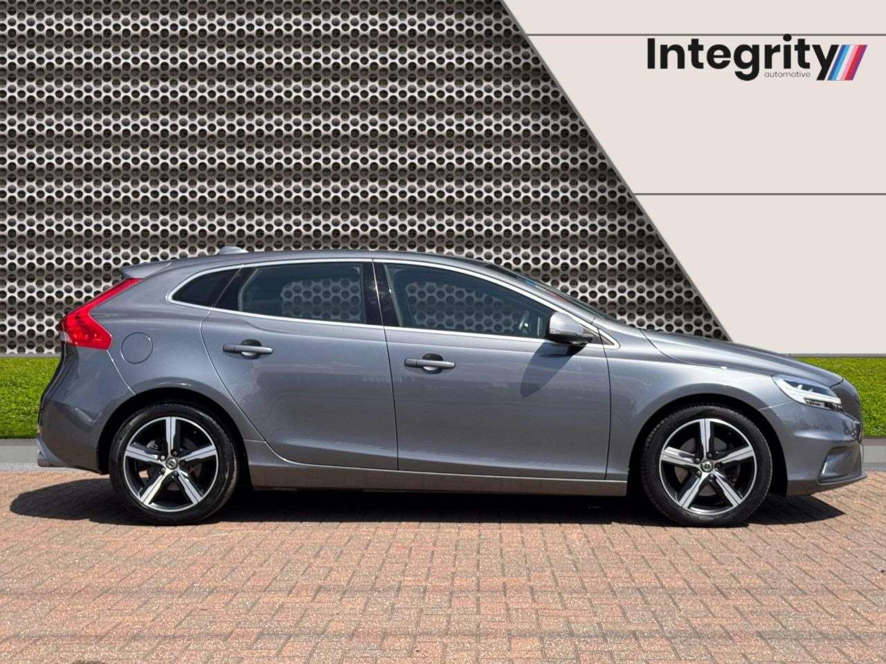 A 2019 VOLVO V40 2.0 T2 GPF R-Design Hatchback 5dr Petrol Manual Euro 6 (s/s) (122 ps) 7 Ser A 2019 VOLVO V40 2.0 T2 GPF R-Design Hatchback 5dr Petrol Manual Euro 6 (s/s) (122 ps) 7 Ser
