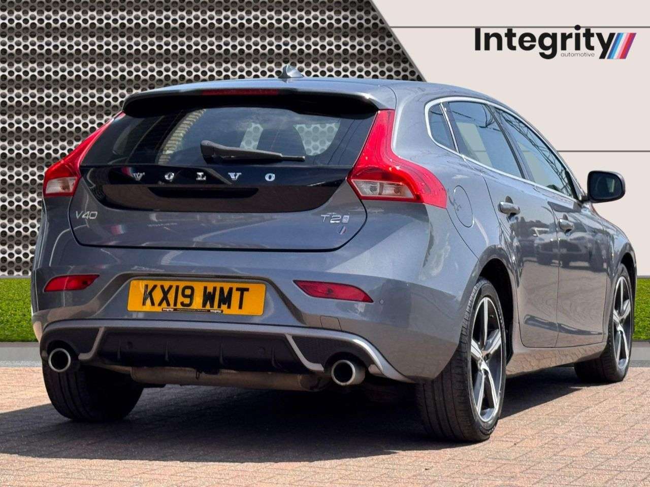 A 2019 VOLVO V40 2.0 T2 GPF R-Design Hatchback 5dr Petrol Manual Euro 6 (s/s) (122 ps) 7 Ser A 2019 VOLVO V40 2.0 T2 GPF R-Design Hatchback 5dr Petrol Manual Euro 6 (s/s) (122 ps) 7 Ser