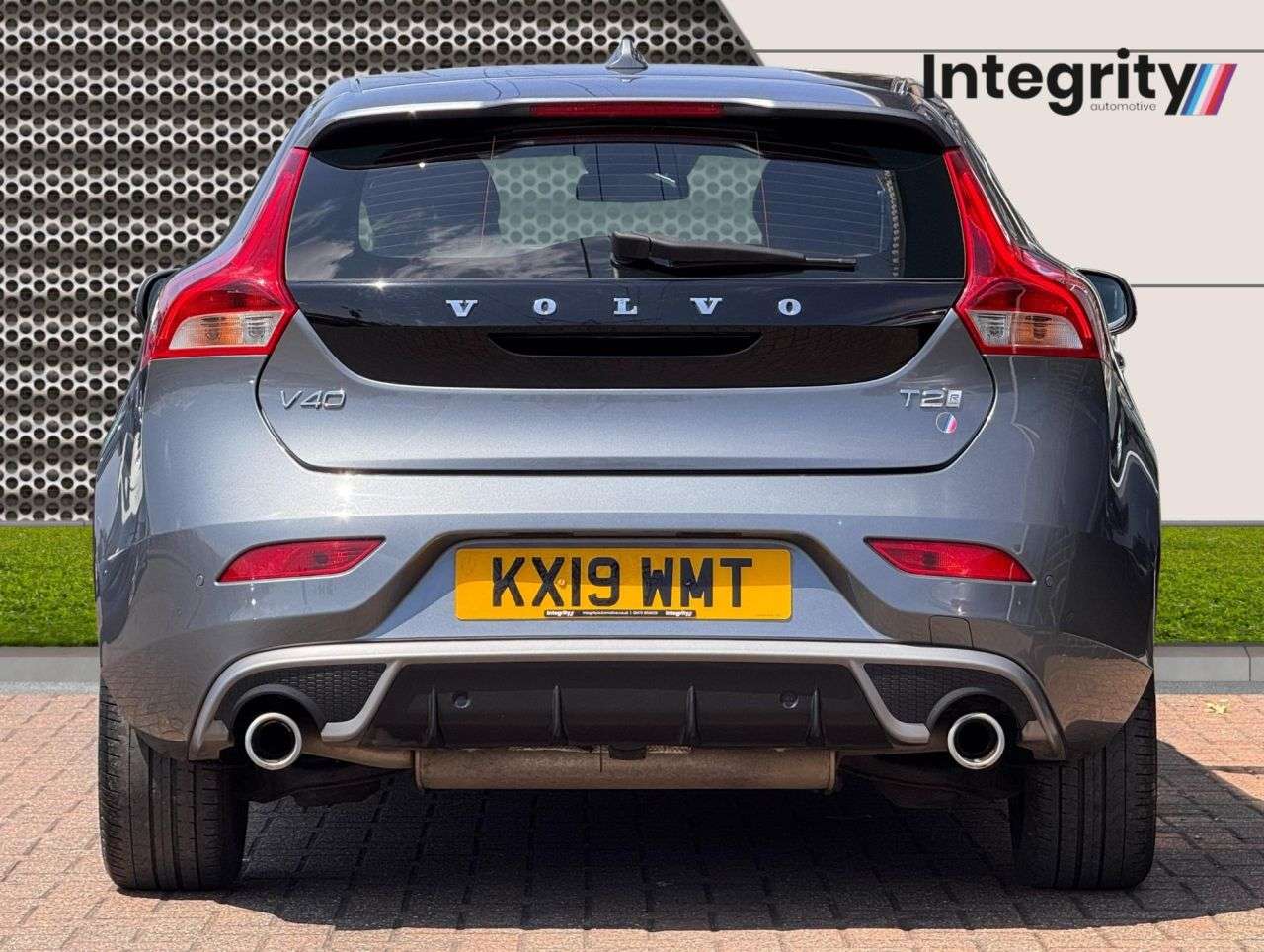 A 2019 VOLVO V40 2.0 T2 GPF R-Design Hatchback 5dr Petrol Manual Euro 6 (s/s) (122 ps) 7 Ser A 2019 VOLVO V40 2.0 T2 GPF R-Design Hatchback 5dr Petrol Manual Euro 6 (s/s) (122 ps) 7 Ser