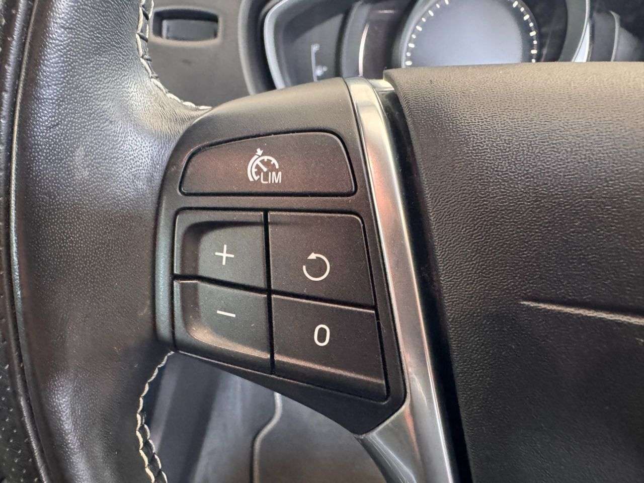 2019 VOLVO V40 2019 VOLVO V40