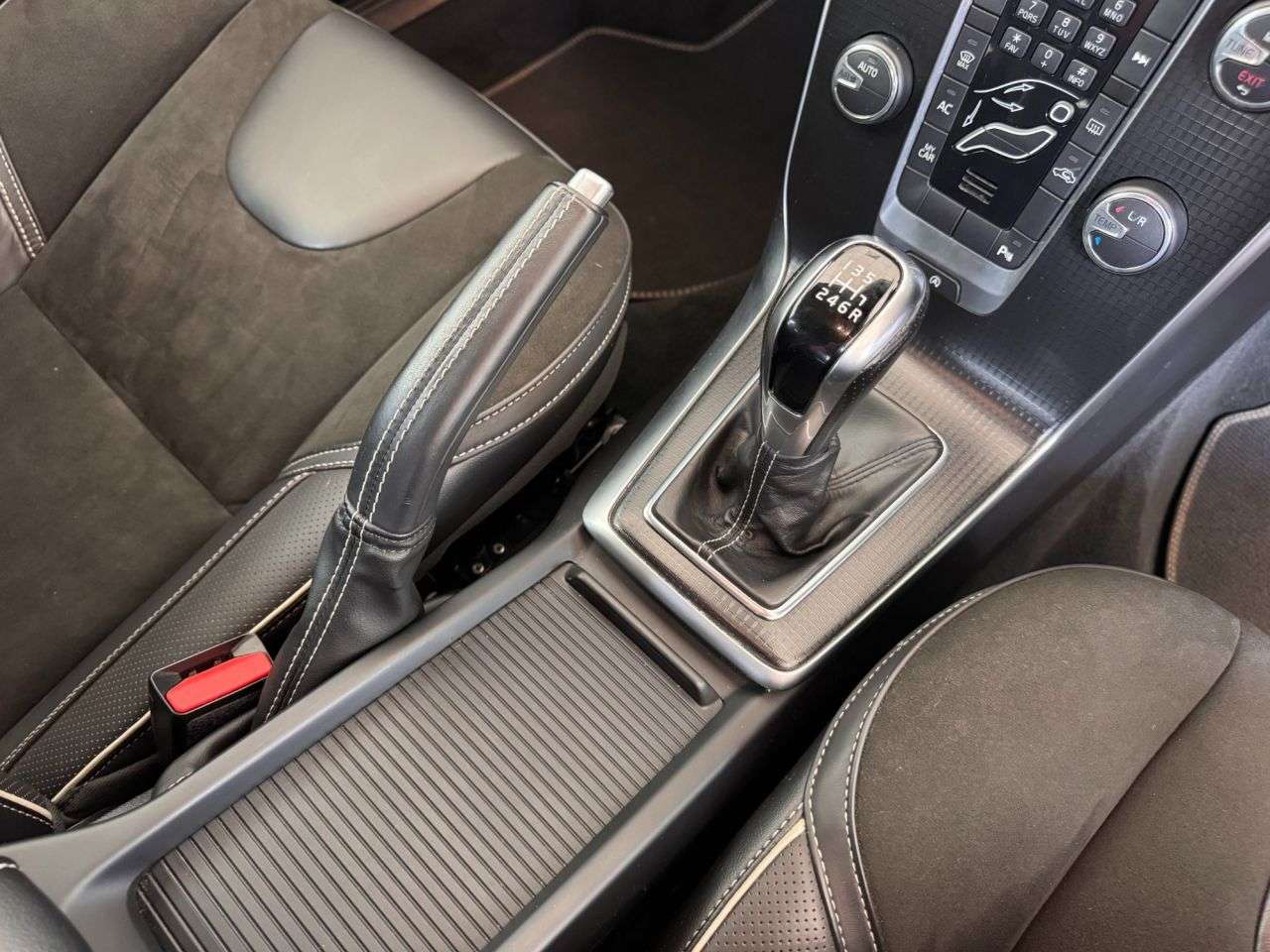 2019 VOLVO V40 2019 VOLVO V40
