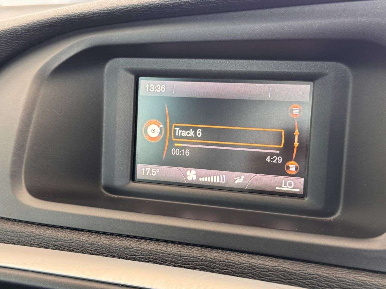 2019 VOLVO V40 2019 VOLVO V40