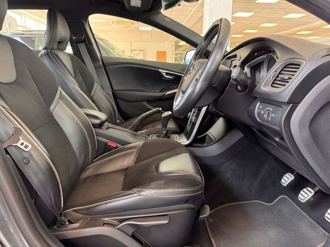 2019 VOLVO V40 2019 VOLVO V40