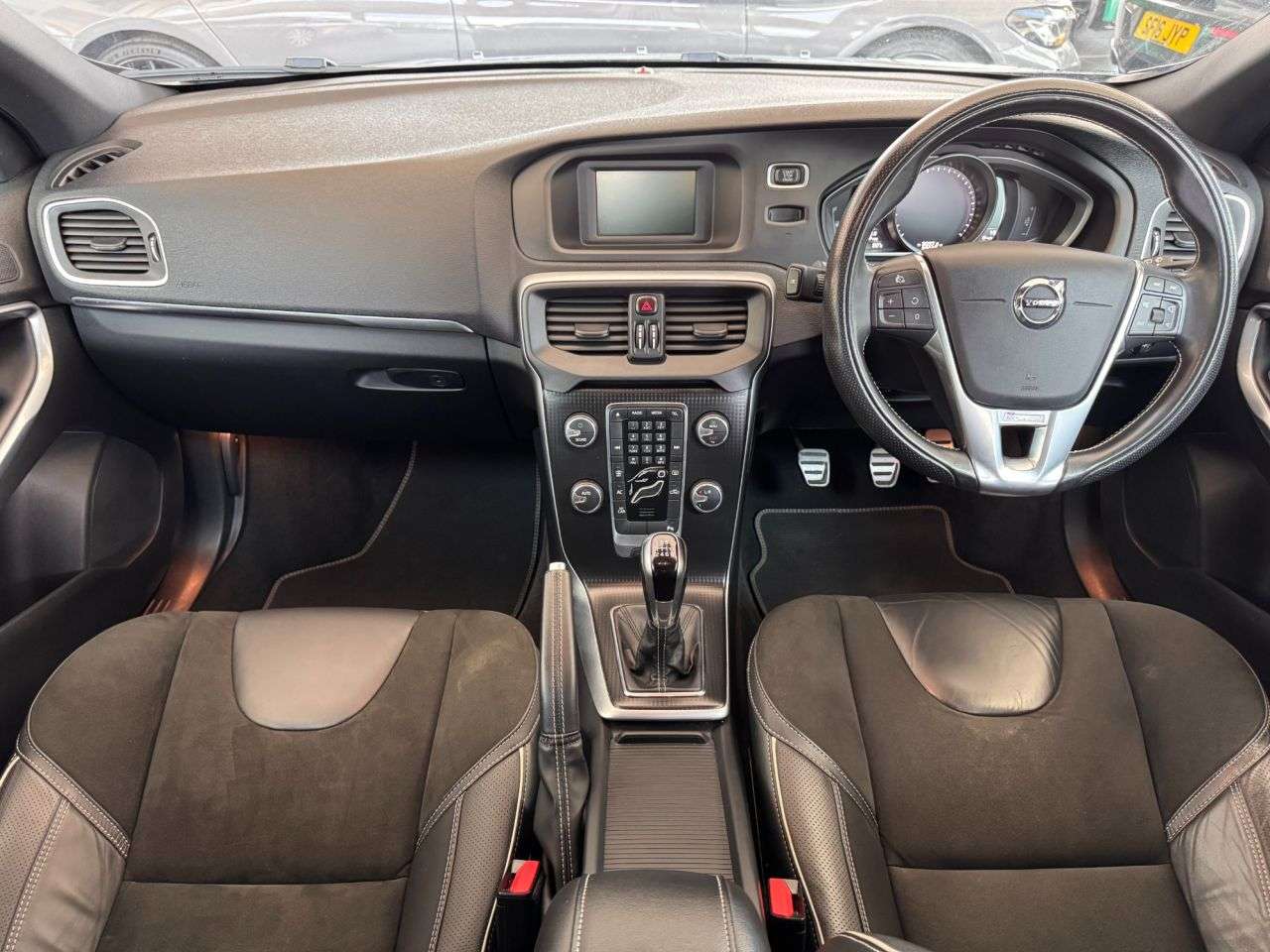 2019 VOLVO V40 2019 VOLVO V40