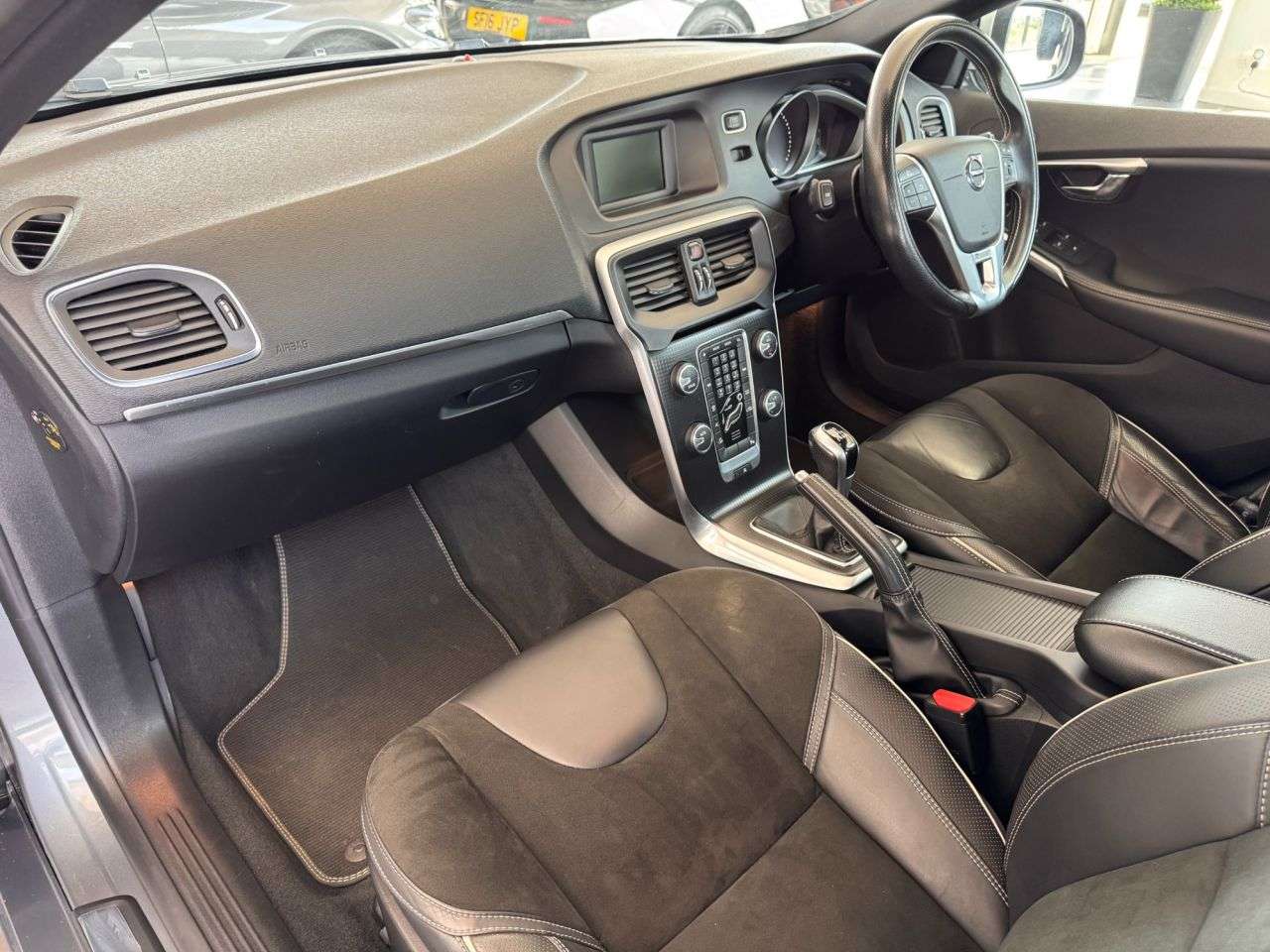 2019 VOLVO V40 2019 VOLVO V40