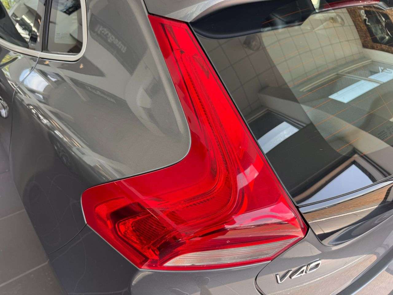 2019 VOLVO V40 2019 VOLVO V40