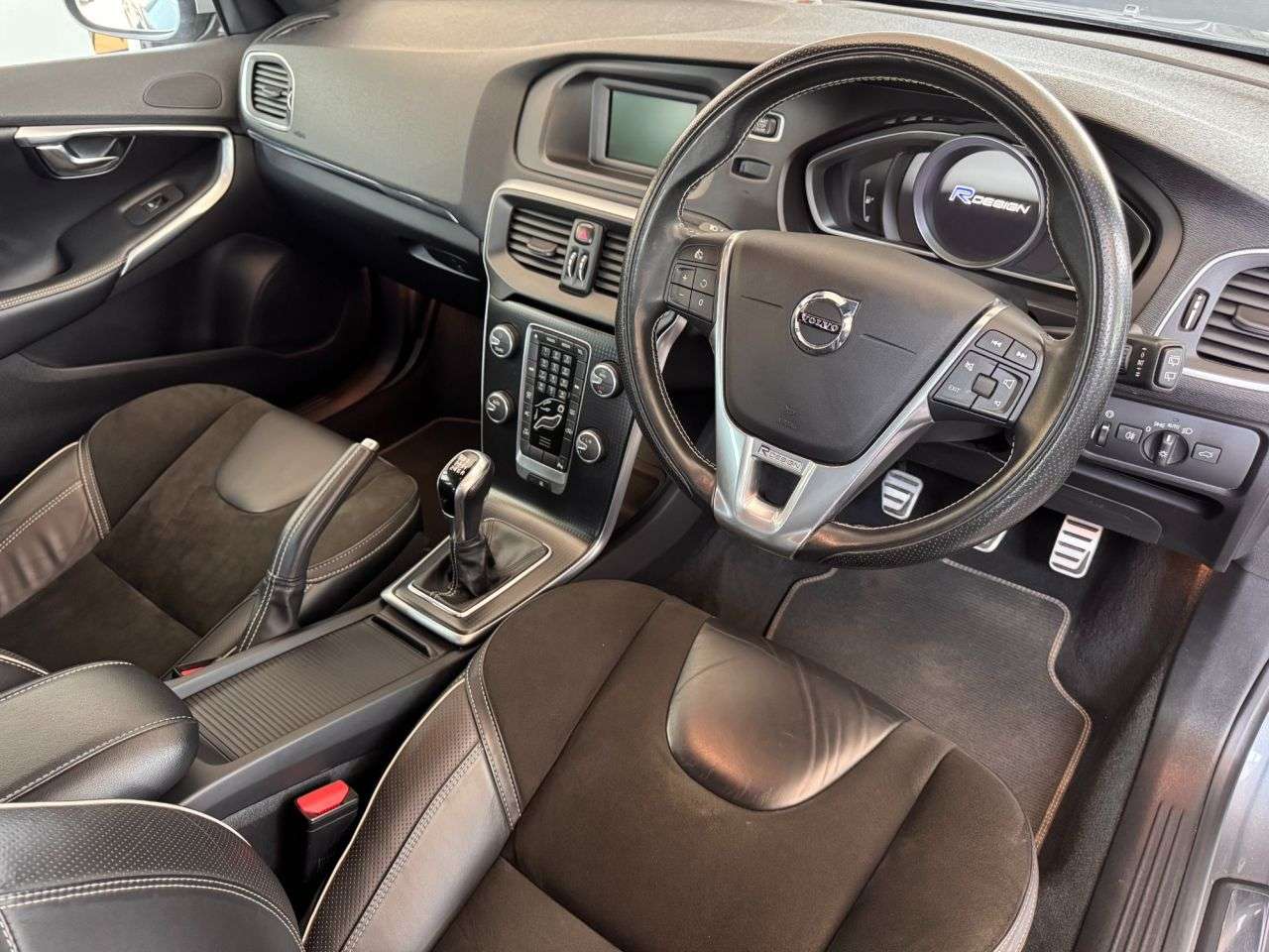 2019 VOLVO V40 2019 VOLVO V40