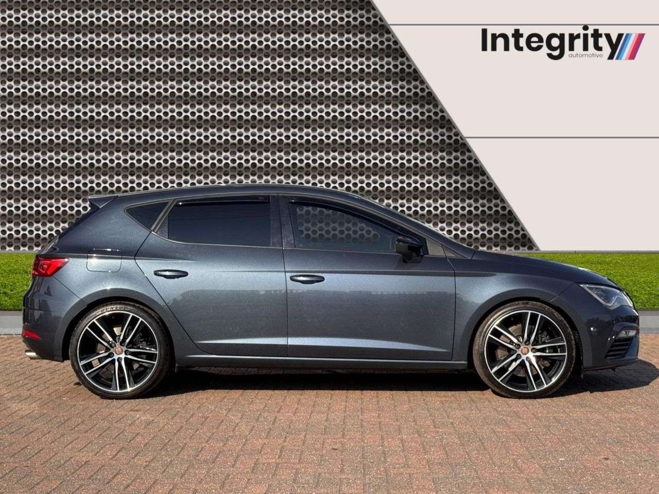 A 2019 SEAT LEON 2.0 TSI Cupra 290 Hatchback 5dr Petrol DSG Euro 6 (s/s) (290 ps) A 2019 SEAT LEON 2.0 TSI Cupra 290 Hatchback 5dr Petrol DSG Euro 6 (s/s) (290 ps)