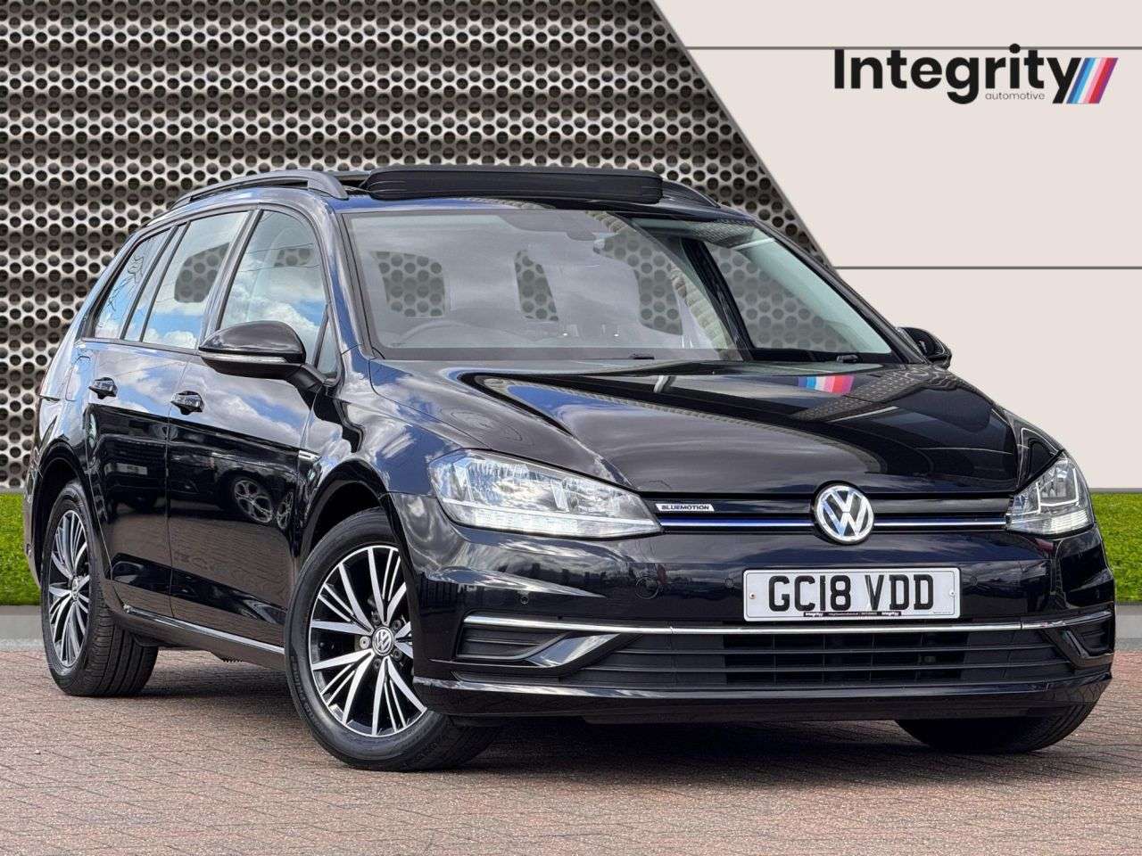 A 2018 VOLKSWAGEN GOLF 1.5 TSI EVO BlueMotion Tech SE Nav Estate 5dr Petrol DSG Euro 6 (s/s) (130 A 2018 VOLKSWAGEN GOLF 1.5 TSI EVO BlueMotion Tech SE Nav Estate 5dr Petrol DSG Euro 6 (s/s) (130