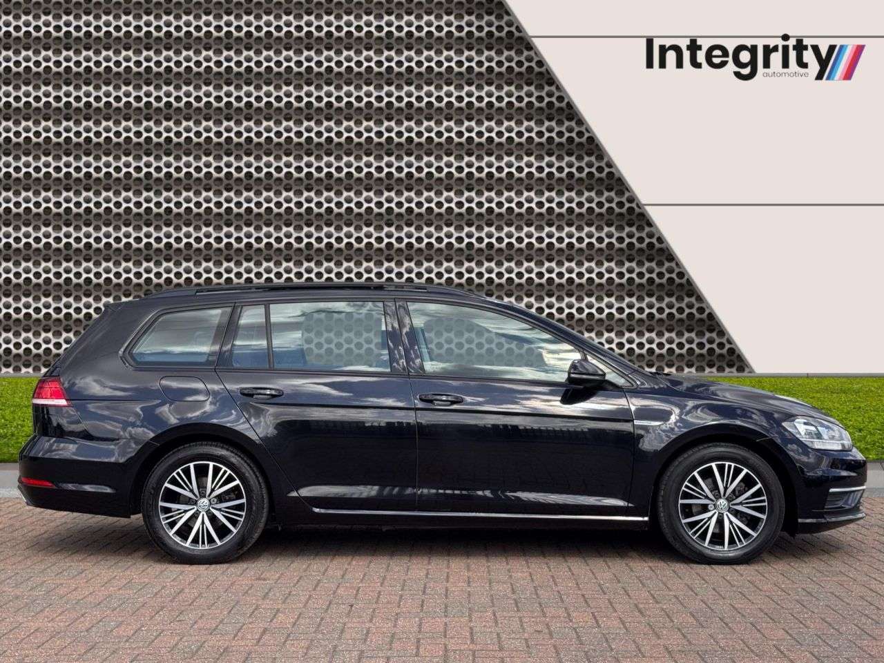 A 2018 VOLKSWAGEN GOLF 1.5 TSI EVO BlueMotion Tech SE Nav Estate 5dr Petrol DSG Euro 6 (s/s) (130 A 2018 VOLKSWAGEN GOLF 1.5 TSI EVO BlueMotion Tech SE Nav Estate 5dr Petrol DSG Euro 6 (s/s) (130