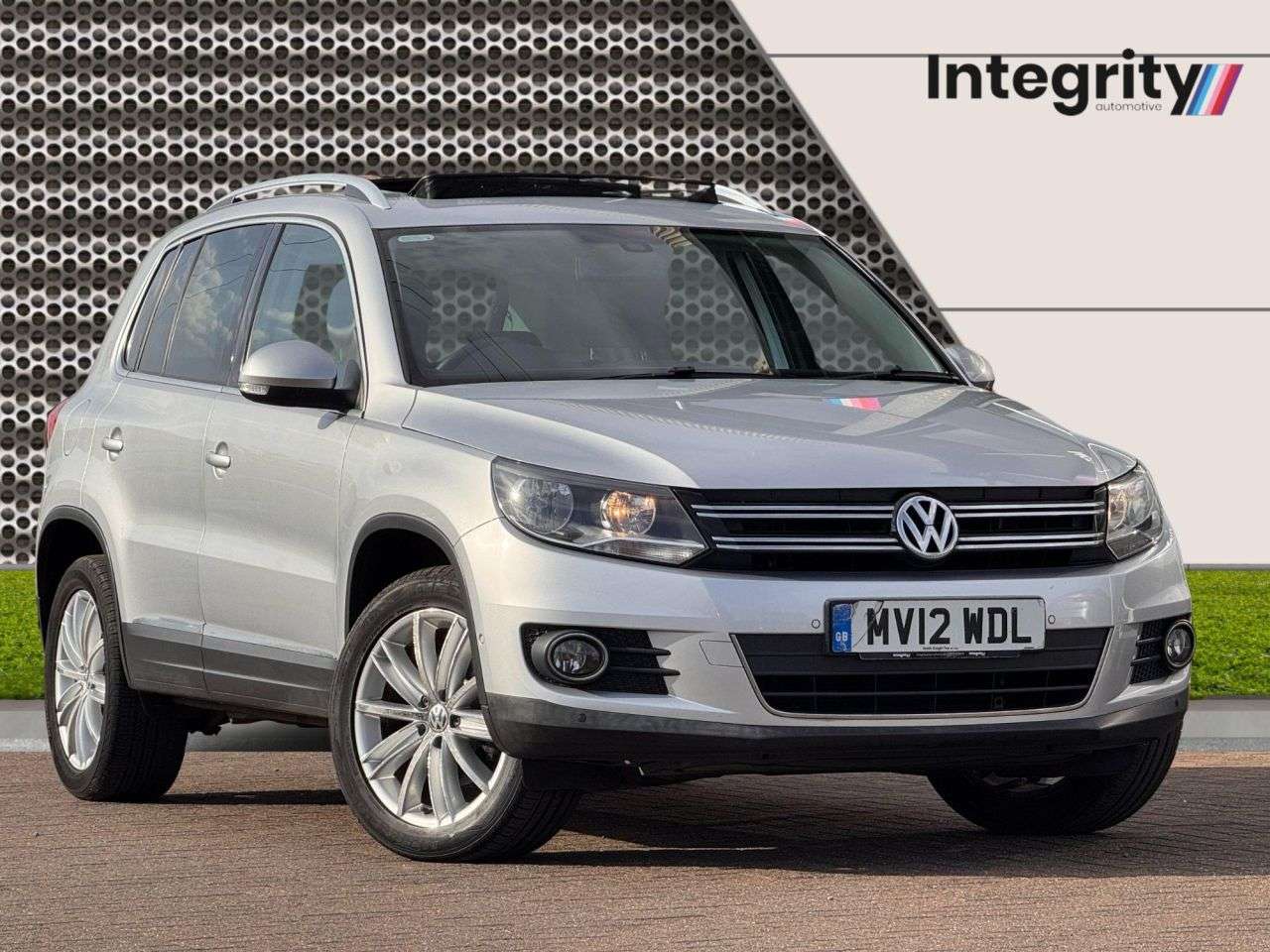 A 2012 VOLKSWAGEN TIGUAN 2.0 TDI BlueMotion Tech SE SUV 5dr Diesel DSG 4WD Euro 5 (s/s) (140 ps) 1 O A 2012 VOLKSWAGEN TIGUAN 2.0 TDI BlueMotion Tech SE SUV 5dr Diesel DSG 4WD Euro 5 (s/s) (140 ps) 1 O