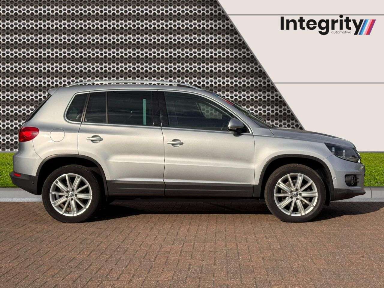 A 2012 VOLKSWAGEN TIGUAN 2.0 TDI BlueMotion Tech SE SUV 5dr Diesel DSG 4WD Euro 5 (s/s) (140 ps) 1 O A 2012 VOLKSWAGEN TIGUAN 2.0 TDI BlueMotion Tech SE SUV 5dr Diesel DSG 4WD Euro 5 (s/s) (140 ps) 1 O