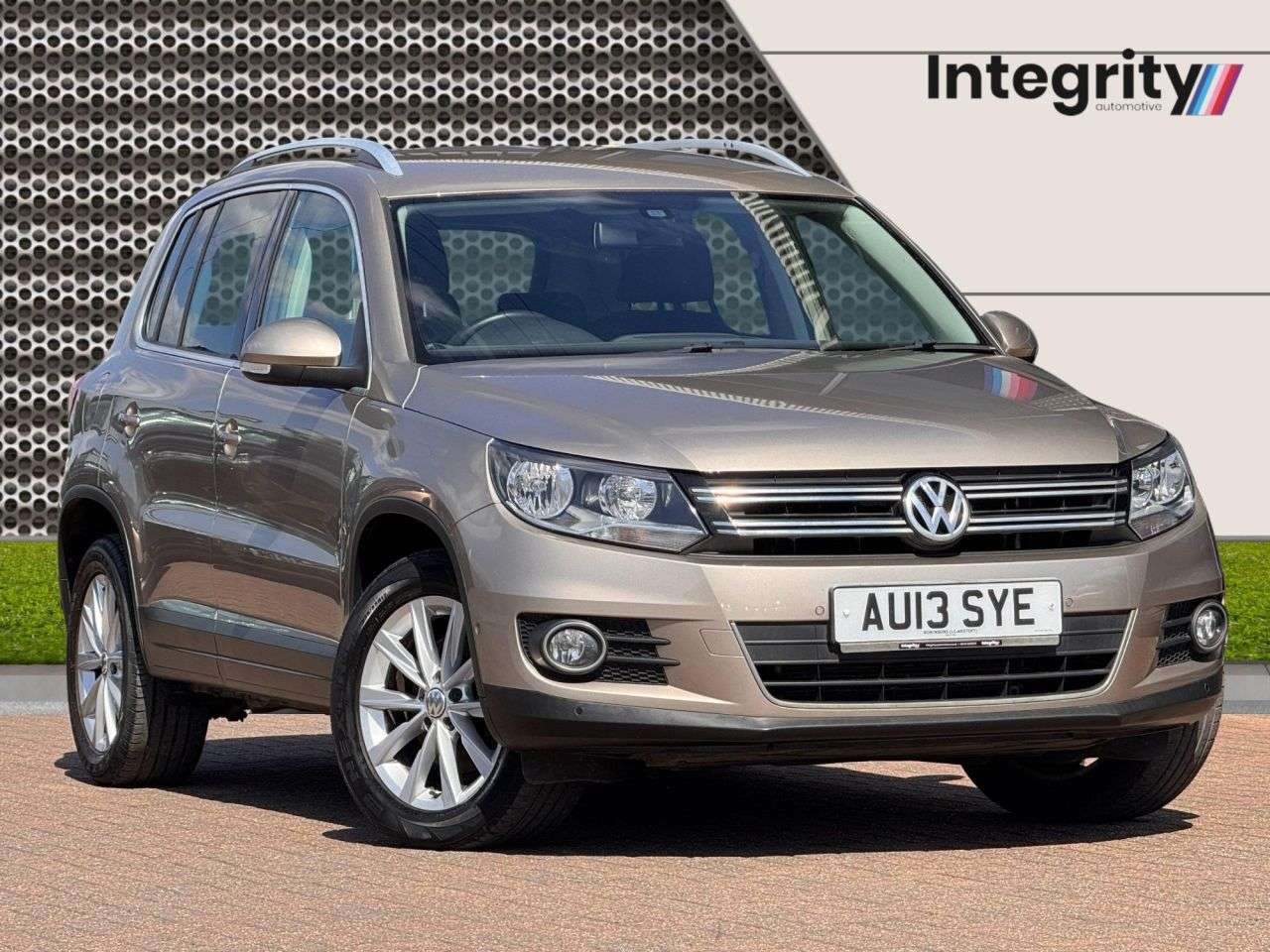 A 2013 VOLKSWAGEN TIGUAN 2.0 TDI BlueMotion Tech SE SUV 5dr Diesel Manual 4WD Euro 5 (s/s) (140 ps) A 2013 VOLKSWAGEN TIGUAN 2.0 TDI BlueMotion Tech SE SUV 5dr Diesel Manual 4WD Euro 5 (s/s) (140 ps)