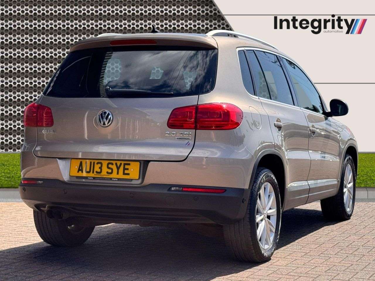 A 2013 VOLKSWAGEN TIGUAN 2.0 TDI BlueMotion Tech SE SUV 5dr Diesel Manual 4WD Euro 5 (s/s) (140 ps) A 2013 VOLKSWAGEN TIGUAN 2.0 TDI BlueMotion Tech SE SUV 5dr Diesel Manual 4WD Euro 5 (s/s) (140 ps)