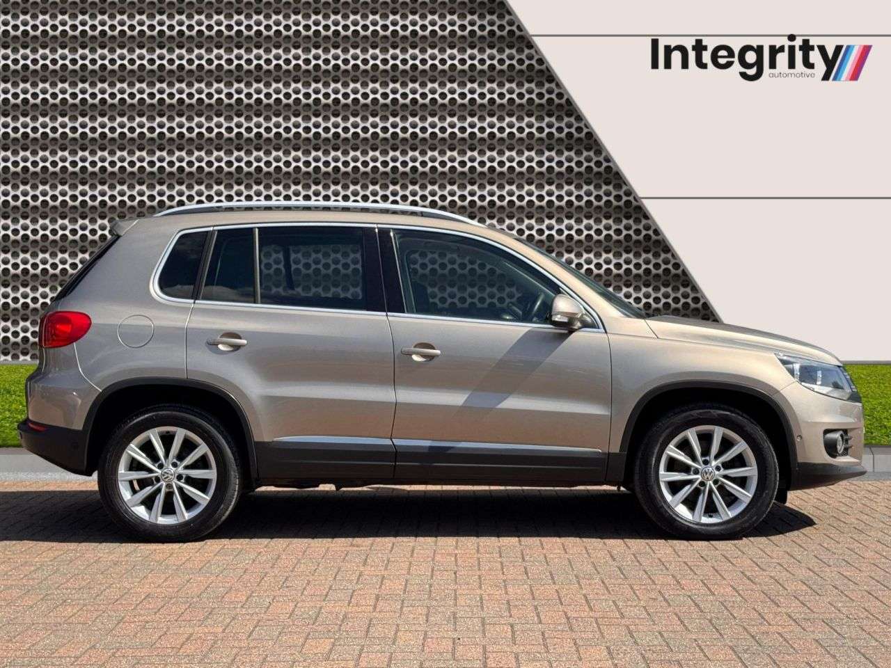 A 2013 VOLKSWAGEN TIGUAN 2.0 TDI BlueMotion Tech SE SUV 5dr Diesel Manual 4WD Euro 5 (s/s) (140 ps) A 2013 VOLKSWAGEN TIGUAN 2.0 TDI BlueMotion Tech SE SUV 5dr Diesel Manual 4WD Euro 5 (s/s) (140 ps)