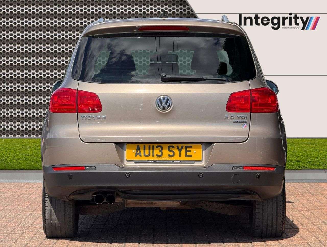 A 2013 VOLKSWAGEN TIGUAN 2.0 TDI BlueMotion Tech SE SUV 5dr Diesel Manual 4WD Euro 5 (s/s) (140 ps) A 2013 VOLKSWAGEN TIGUAN 2.0 TDI BlueMotion Tech SE SUV 5dr Diesel Manual 4WD Euro 5 (s/s) (140 ps)