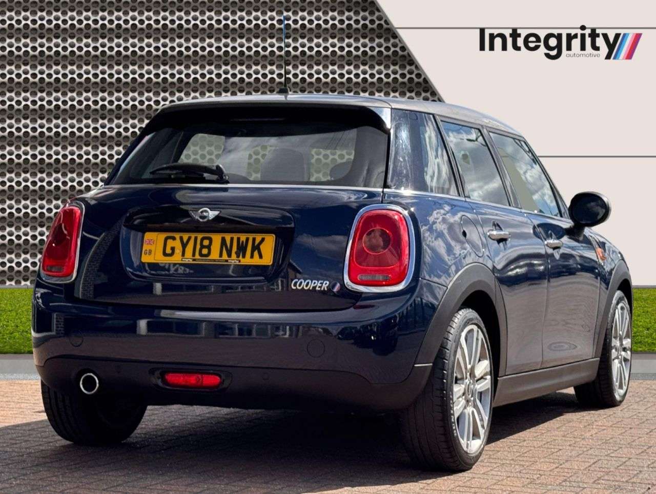 A 2018 MINI HATCH 1.5 Cooper Seven Hatchback 5dr Petrol Manual Euro 6 (s/s) (136 ps) A 2018 MINI HATCH 1.5 Cooper Seven Hatchback 5dr Petrol Manual Euro 6 (s/s) (136 ps)