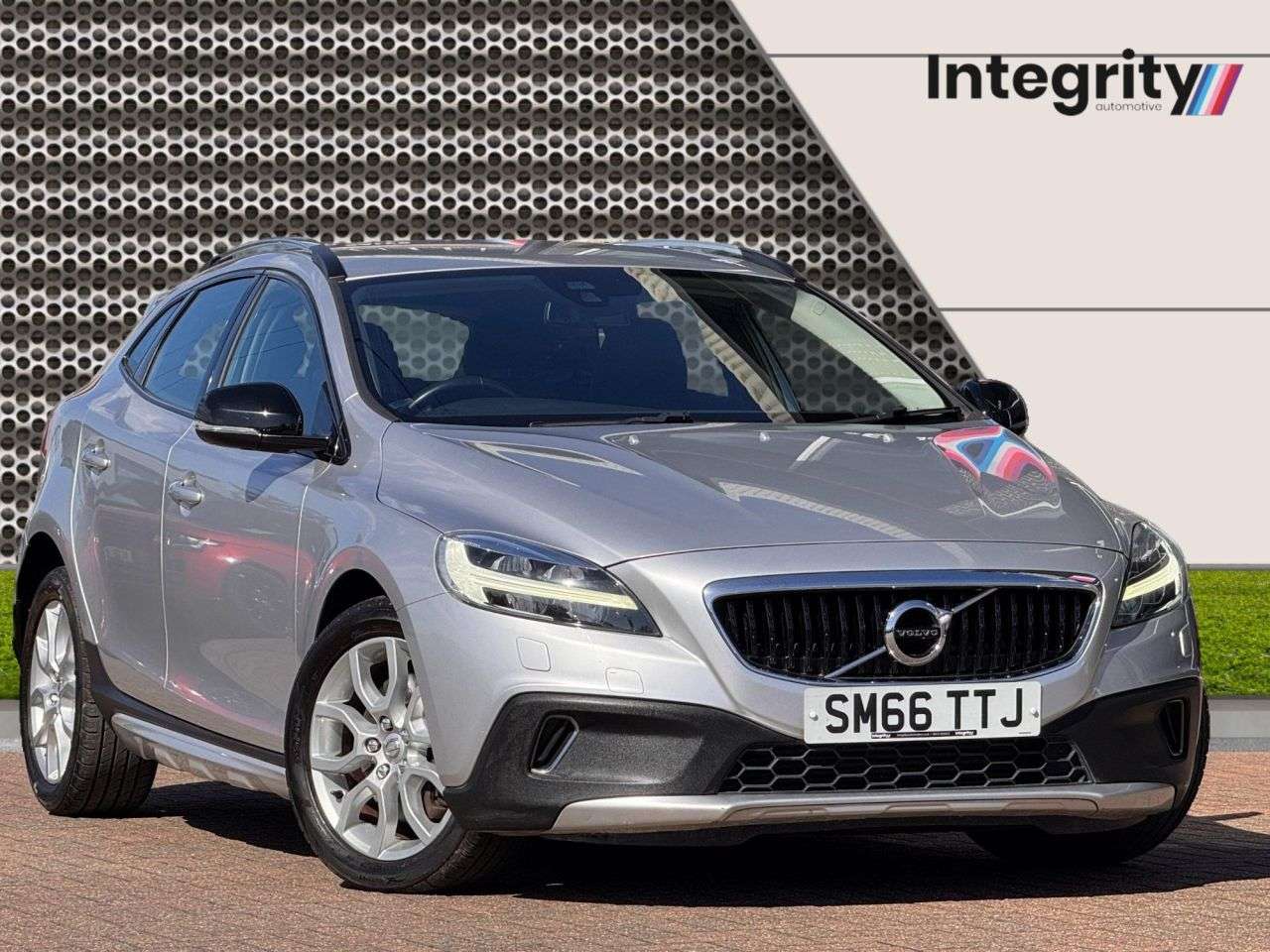 A 2017 VOLVO V40 CROSS COUNTRY 1.5 T3 Pro Hatchback 5dr Petrol Auto Euro 6 (s/s) (152 ps) A 2017 VOLVO V40 CROSS COUNTRY 1.5 T3 Pro Hatchback 5dr Petrol Auto Euro 6 (s/s) (152 ps)