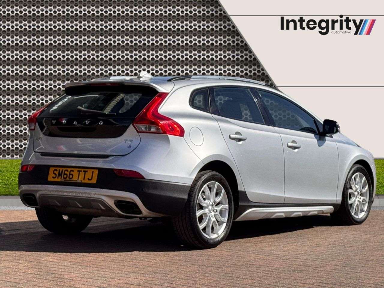 A 2017 VOLVO V40 CROSS COUNTRY 1.5 T3 Pro Hatchback 5dr Petrol Auto Euro 6 (s/s) (152 ps) A 2017 VOLVO V40 CROSS COUNTRY 1.5 T3 Pro Hatchback 5dr Petrol Auto Euro 6 (s/s) (152 ps)