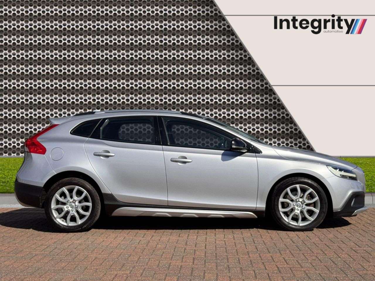 A 2017 VOLVO V40 CROSS COUNTRY 1.5 T3 Pro Hatchback 5dr Petrol Auto Euro 6 (s/s) (152 ps) A 2017 VOLVO V40 CROSS COUNTRY 1.5 T3 Pro Hatchback 5dr Petrol Auto Euro 6 (s/s) (152 ps)
