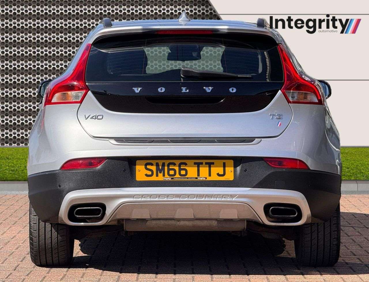 A 2017 VOLVO V40 CROSS COUNTRY 1.5 T3 Pro Hatchback 5dr Petrol Auto Euro 6 (s/s) (152 ps) A 2017 VOLVO V40 CROSS COUNTRY 1.5 T3 Pro Hatchback 5dr Petrol Auto Euro 6 (s/s) (152 ps)