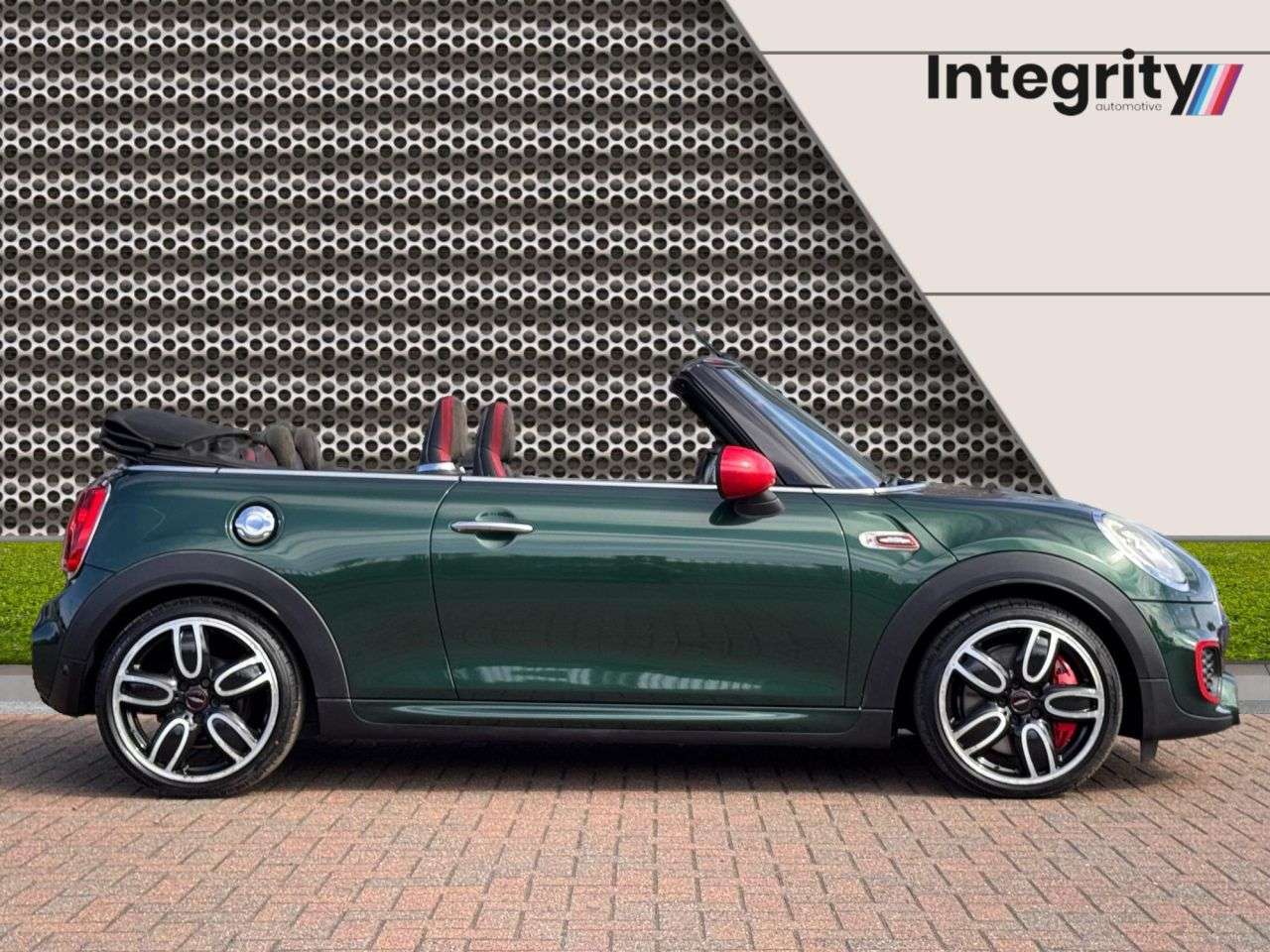 A 2017 MINI MINI JOHN COOPER WORKS A 2017 MINI MINI JOHN COOPER WORKS