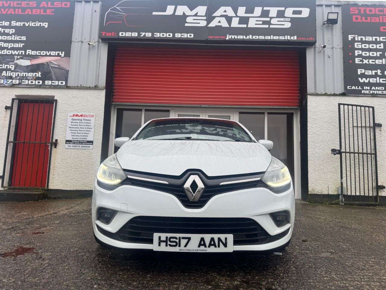 A 2017 RENAULT CLIO 1.5 dCi Dynamique S Nav Hatchback 5dr Diesel Manual Euro 6 (s/s) (90 ps) A 2017 RENAULT CLIO 1.5 dCi Dynamique S Nav Hatchback 5dr Diesel Manual Euro 6 (s/s) (90 ps)