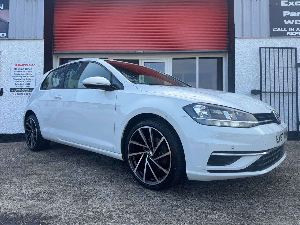 A 2018 VOLKSWAGEN GOLF 1.6 TDI BlueMotion Tech SE Hatchback 3dr Diesel Manual Euro 6 (s/s) (115 ps A 2018 VOLKSWAGEN GOLF 1.6 TDI BlueMotion Tech SE Hatchback 3dr Diesel Manual Euro 6 (s/s) (115 ps