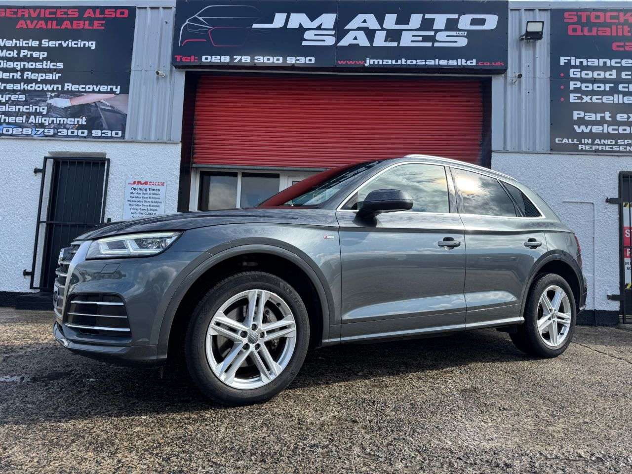 A 2017 AUDI Q5 2.0 TDI S-LINE SUV 5dr Diesel S Tronic quattro Euro 6 (s/s) (190 ps) A 2017 AUDI Q5 2.0 TDI S-LINE SUV 5dr Diesel S Tronic quattro Euro 6 (s/s) (190 ps)