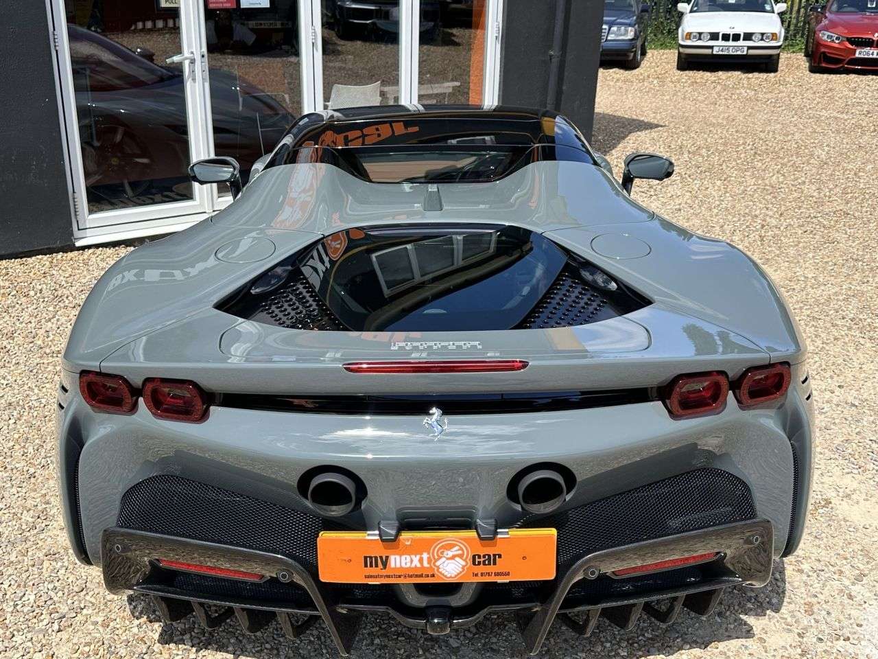 null FERRARI SF90 SPIDER null FERRARI SF90 SPIDER