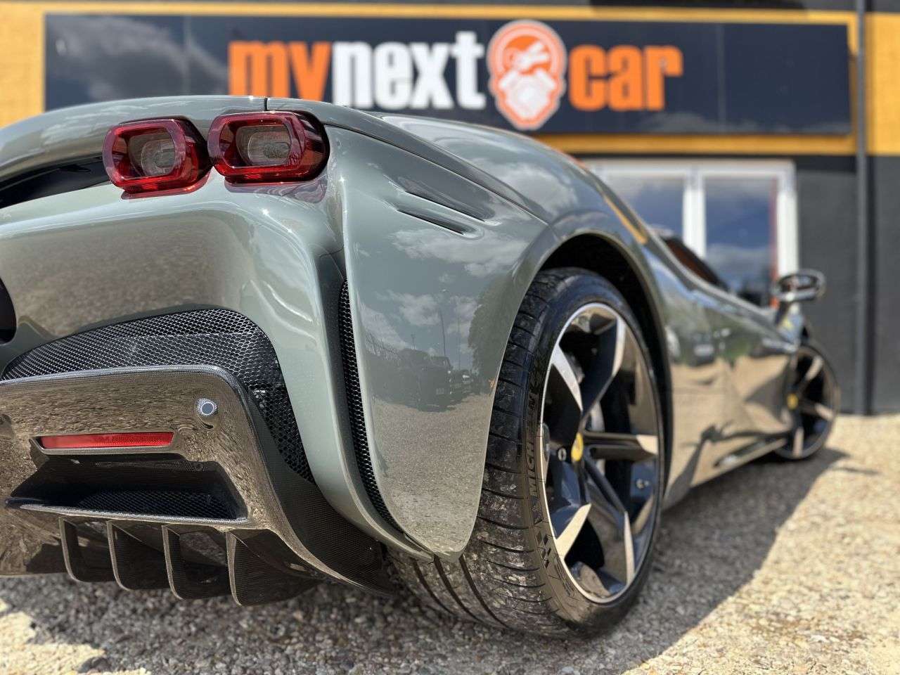 null FERRARI SF90 SPIDER null FERRARI SF90 SPIDER