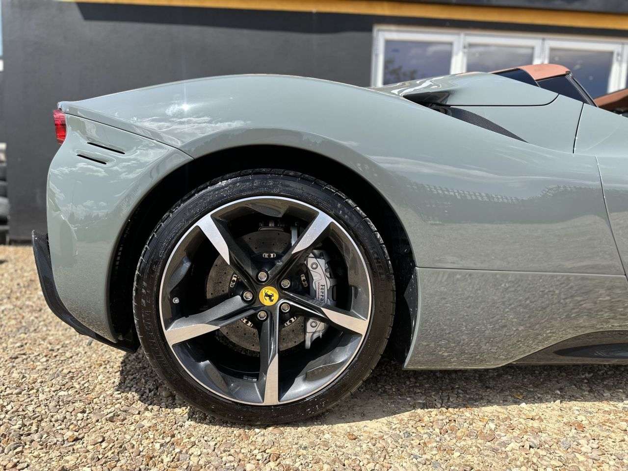 null FERRARI SF90 SPIDER null FERRARI SF90 SPIDER