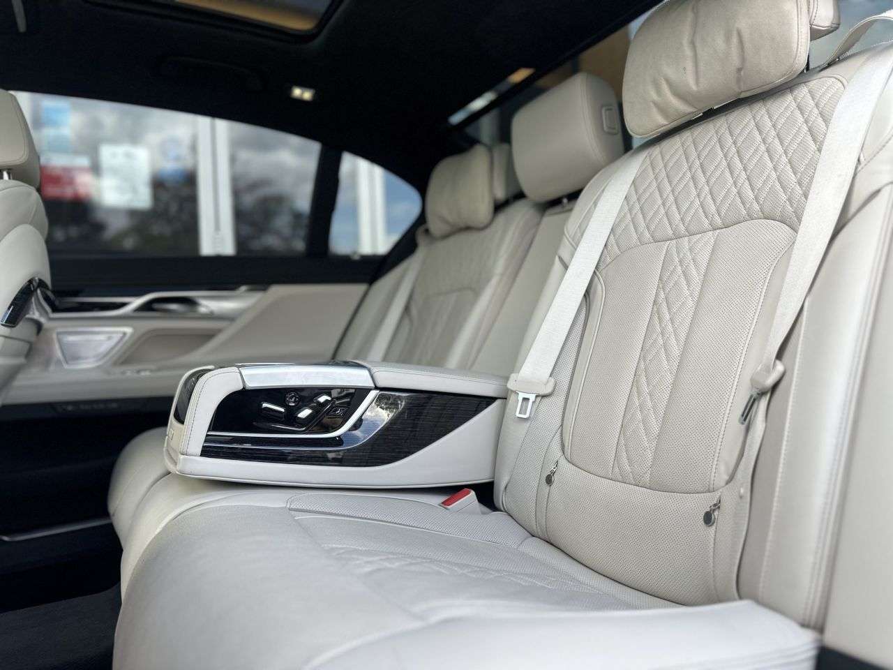 2022 BMW ALPINA B7 2022 BMW ALPINA B7